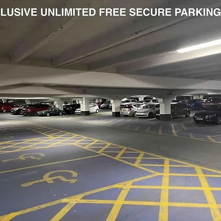 公寓 Deluxe City Centre Apt Balcony View& Free Parking!