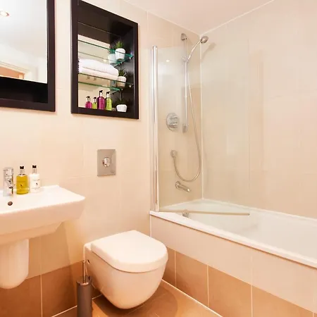Deluxe City Centre Apt Balcony View& Free Parking! Apartament