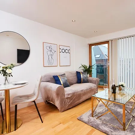 Deluxe City Centre Apt Balcony View& Free Parking! Apartament