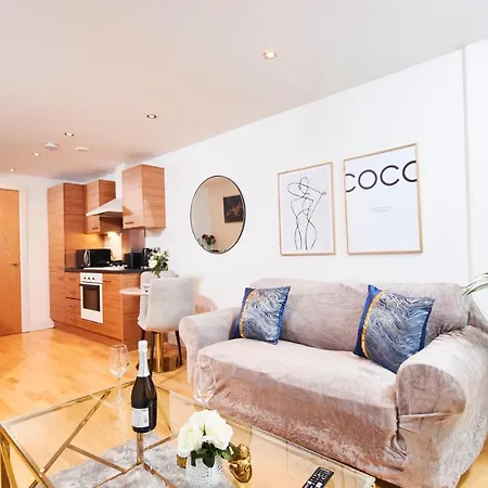 Apartament Deluxe City Centre Apt Balcony View& Free Parking!