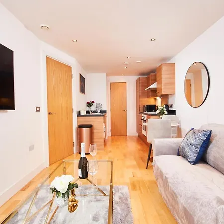 Deluxe City Centre Apt Balcony View& Free Parking! Apartament